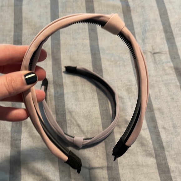 Bundle of three knotted headbands - Picture 3 of 4